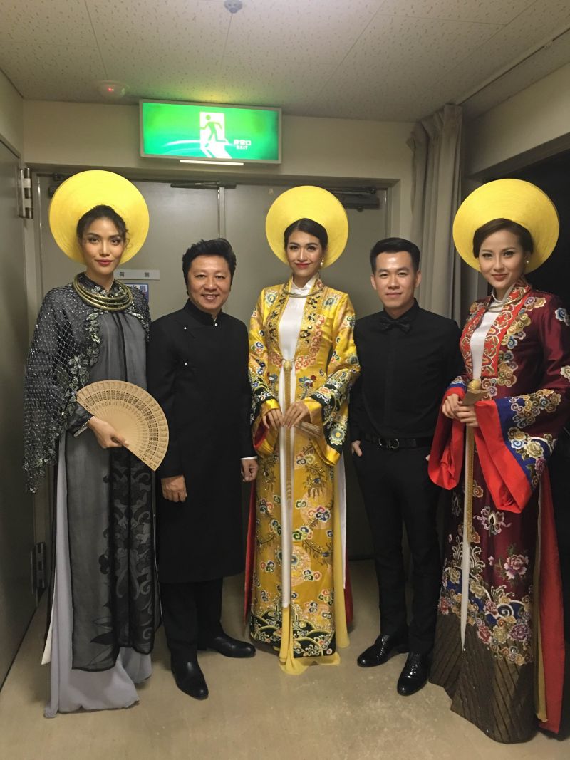 Lệ Hằng diện một thiết kế áo tứ thân